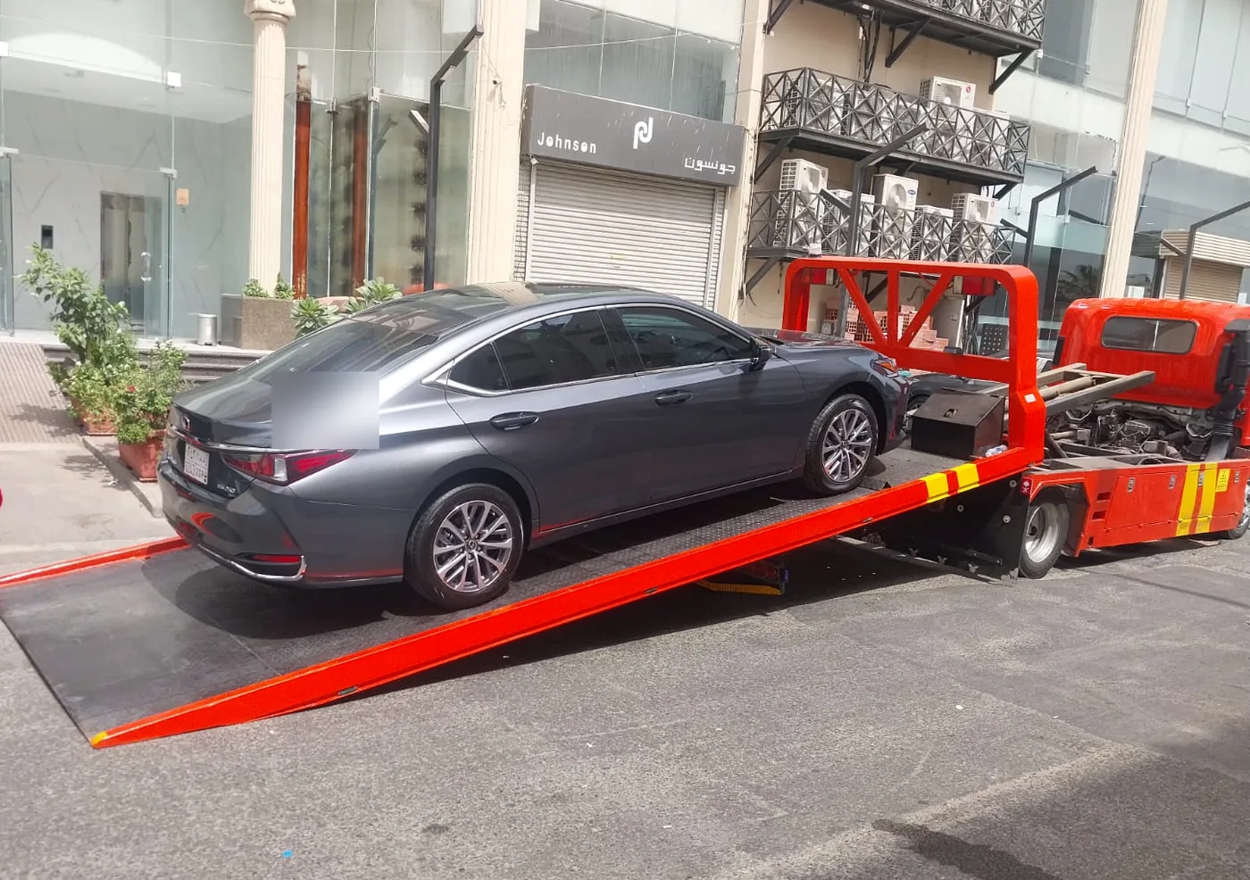 منصة سطحة هيدروليكية منخفضة أثناء تحميل سيارة